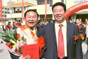 市委原書(shū)記梁鳳民與勞動(dòng)模范任永敏總裁合影.jpg